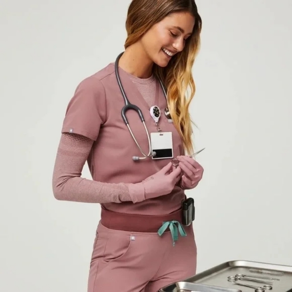 Figs Casma 3 Pocket Top In Mineral Mauve